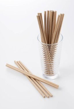 Kadehteki kağıt kamışlar..