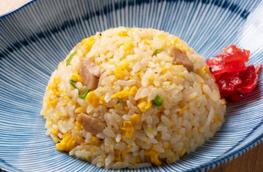 Kızarmış pirinci mavi bir tabakta yakın.