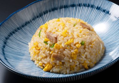 Kızarmış pirinci mavi bir tabakta yakın.