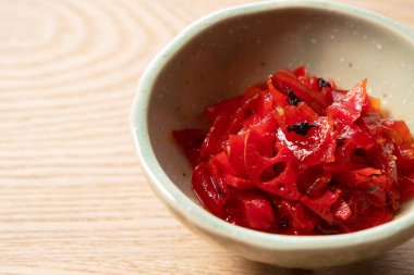 Japon turşusu. Kırmızı Fukujinzuke. Soya soslu dilimlenmiş sebze..