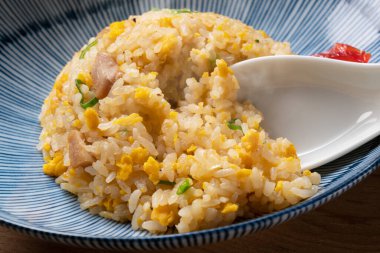 Kızarmış pirinci Çin çorba kaşığıyla kepçele.