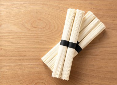 Japon eriştesi buğday unundan yapılmış.