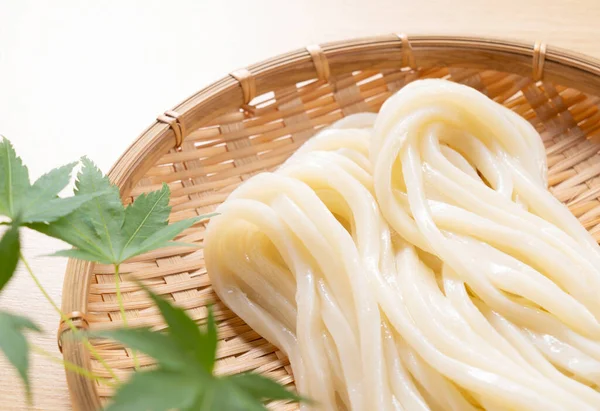 Japanse Ingrediënten Koude Udon Noedels Een Bamboe Vergiet — Stockfoto