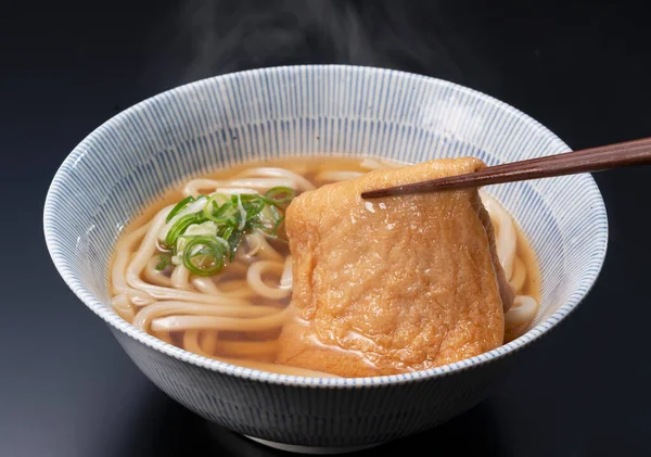揚げ豆腐の深い熱いスープのうどん — ストック写真