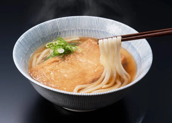 揚げ豆腐の深い熱いスープのうどん — ストック写真