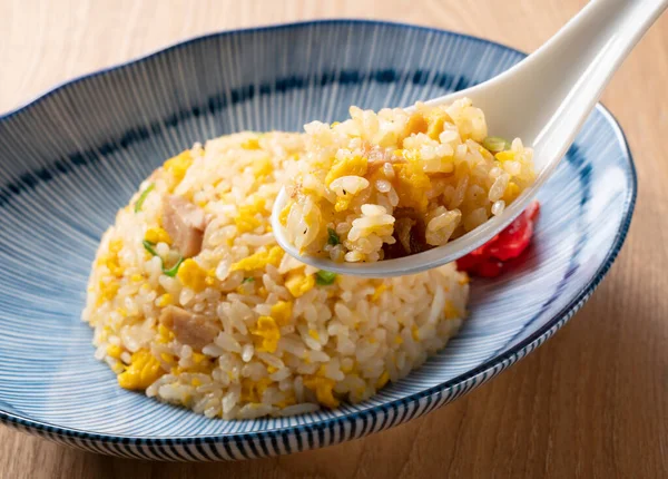 Saque Arroz Frito Con Una Cuchara Sopa China —  Fotos de Stock