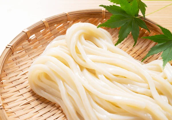 Ingredientes Japoneses Macarrão Udon Frio Coador Bambu — Fotografia de Stock