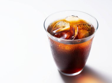 Beyaz bir arka planda, soğuk bir bardak kahve.