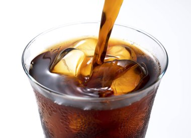 Bir bardak soğuk kahveyi yakından çek..