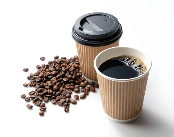 Eine Papiertasse Kaffee Und Kaffeebohnen Auf Weißem Hintergrund — Stockfoto
