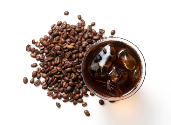 白い背景のガラスに冷たいコーヒー豆とコーヒー豆 — ストック写真