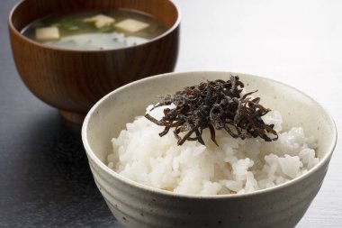 Beyaz pirinç yatağında tuzlanmış yosun. Japon kahvaltı imajı