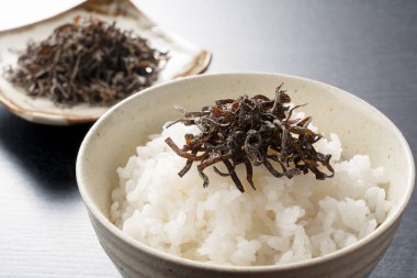 Beyaz pirinç yatağında tuzlanmış yosun. Japon kahvaltı imajı