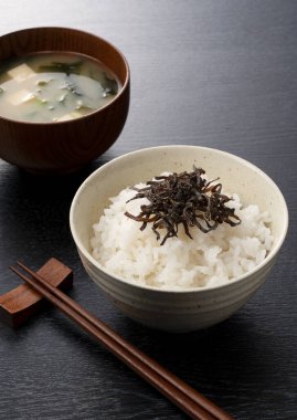 Beyaz pirinç yatağında tuzlanmış yosun. Japon kahvaltı imajı