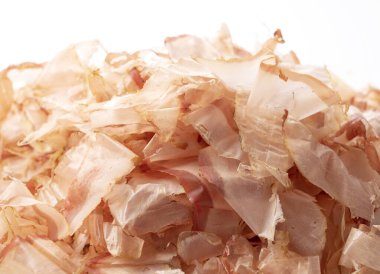 Geleneksel Japon yemekleri beyaz arka plana yerleştirilir. Katsuobush