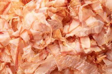 Tüm sahnedeki katsuobushi taneciklerinin yakın çekimi.