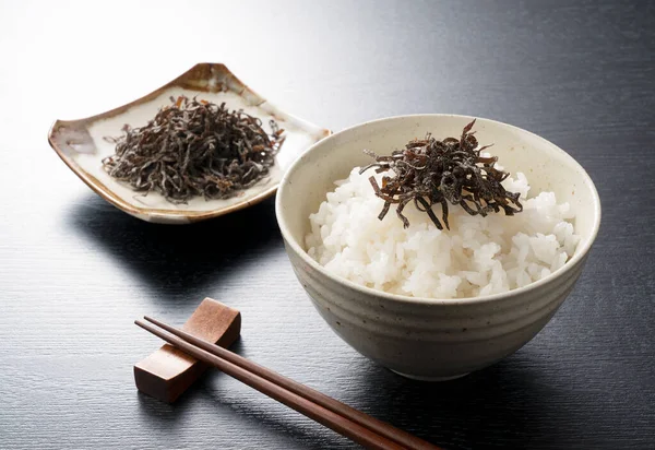 Gesalzener Seetang Auf Einem Bett Aus Weißem Reis Japanisches Frühstücksbild — Stockfoto