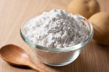 Patatesler, patatesler ve masada tahta bir kaşık.