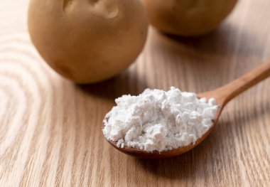 Patatesler, patatesler ve masada tahta bir kaşık.