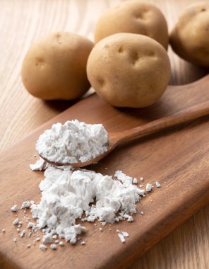 Patatesler, patatesler ve masada tahta bir kaşık..