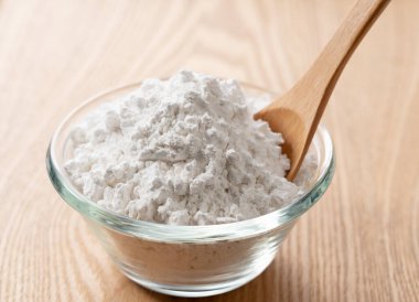 Patates nişastası ve masada tahta bir kaşık..