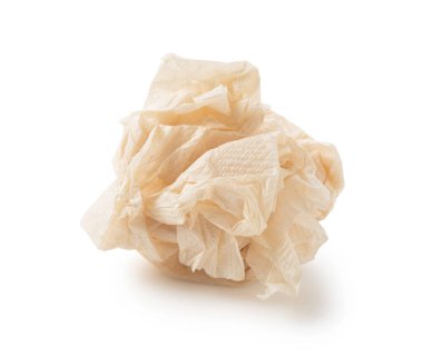 Beyaz arka planda buruşmuş kağıt peçete.