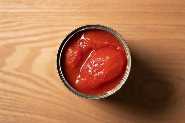 Latas Tomate Enteras Sobre Fondo Madera — Foto de Stock