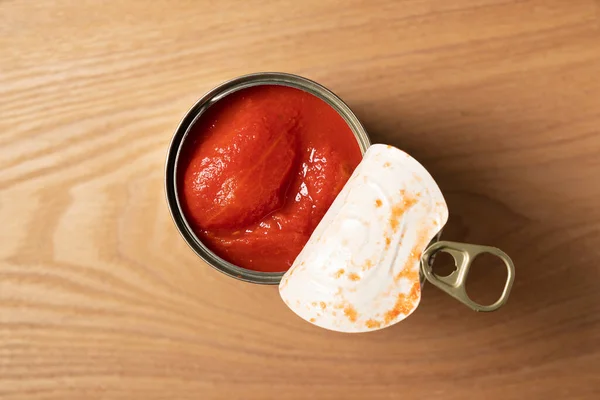 Latas Tomate Enteras Sobre Fondo Madera — Foto de Stock