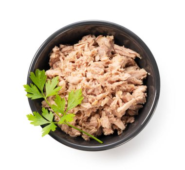 Siyah kasede ton balığı ve İtalyan maydanozu.