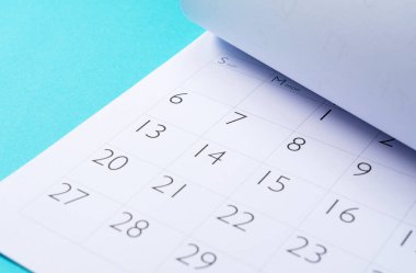 Mavi arkaplanda bir takvimin yakın plan görüntüsü