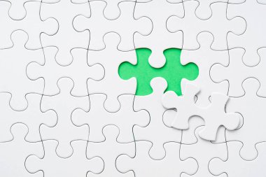 Yeşil Arkaplan ile Beyaz Yapboz