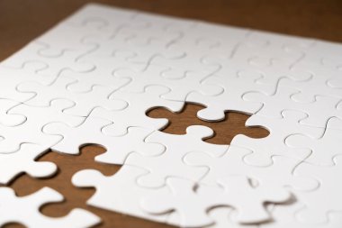 Masadaki beyaz yapboz.