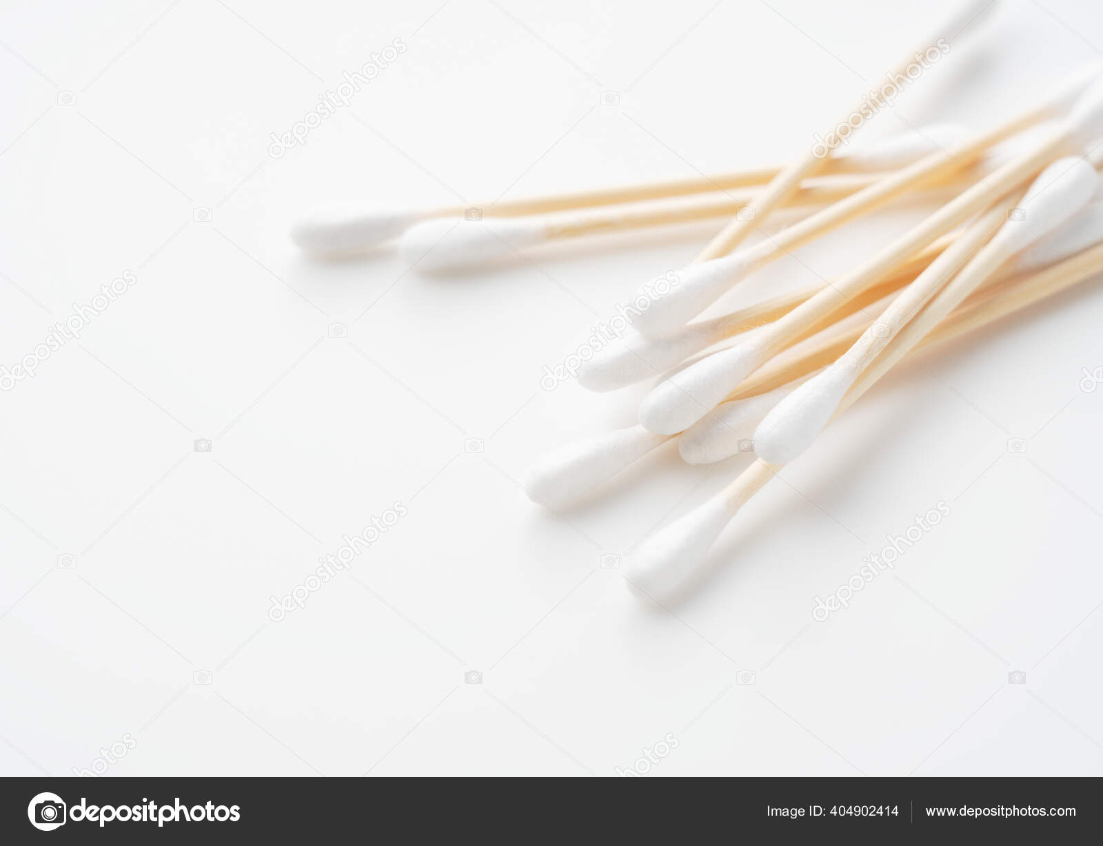 Hisopos Bambú Sobre Fondo Blanco — Foto de stock #404902414 © sai0112, image size:1600x1228