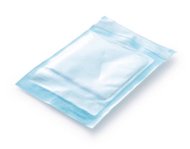 Beyaz arka planda tek tek sarılı gazlı bez