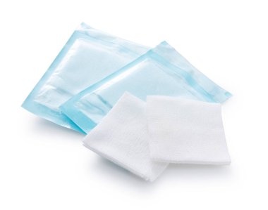 Beyaz arka planda tek tek sarılı gazlı bez