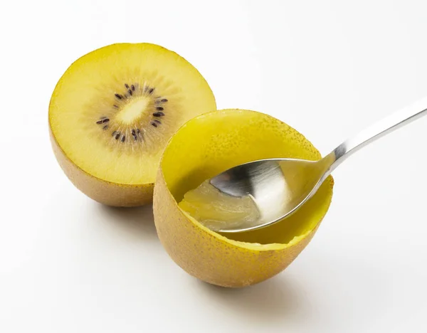 Jedzenie Złotego Kiwi Łyżką — Zdjęcie stockowe