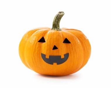 Beyaz arka planda turuncu balkabağı fenerleri