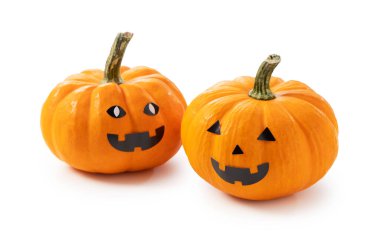 Beyaz arka planda turuncu balkabağı fenerleri