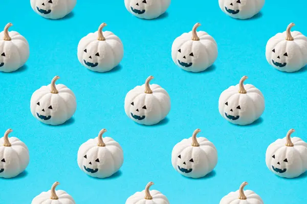 Jack-O-Lantern 'ler düzenli olarak mavi arka planda diziliyorlar.