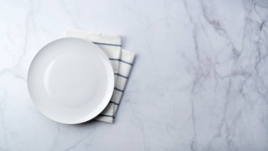 Taş zeminde tabaklar ve peçeteler