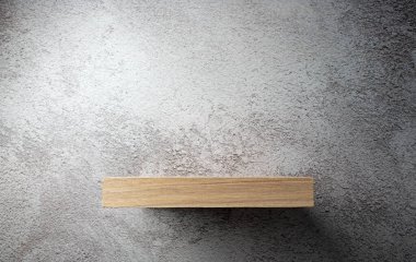 Koyu beton duvarlardan oluşan arka planda tahta raflar.