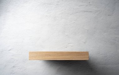 Ahşap raflar beyaz beton duvarların arka planında