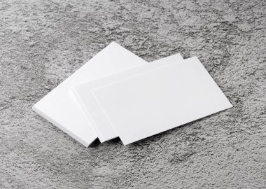 Taştan bir arka plana yerleştirilmiş düz bir kartvizit.