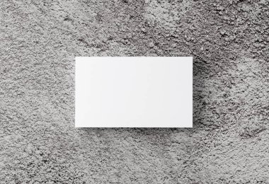 Taş zemine yapıştırılmış bir kartvizit. Tepeden çekim.