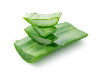 Beyaz arkaplana yerleştirilmiş aloe vera 'yı kes