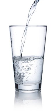 Suyu beyaz arkaplana yerleştirilmiş temiz bir bardağa dök..