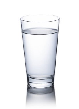 Beyaz arka planda temiz bir bardak su.
