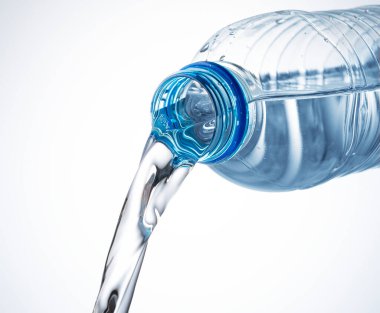 Beyaz zemin üzerinde plastik bir şişeden suyla kapanıyor.