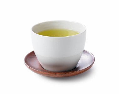 Beyaz arka planda yeşil çay. Japon yeşil çayının resmi.