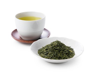 Beyaz arka planda yeşil çay ve çay yaprakları. Japon yeşil çayının resmi